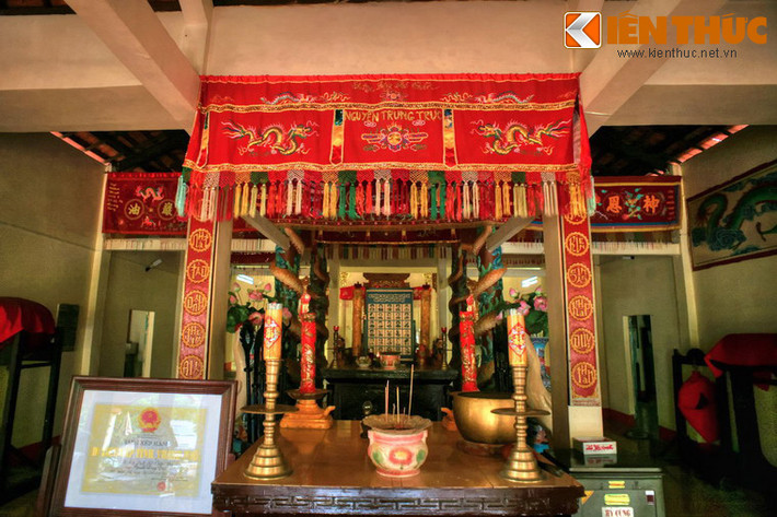 Tại chính điện, lần lượt từ ngoài vào trong có các ban thờ Chánh soái Đại càn, ban thờ 30 vị anh hùng dân tộc, long đình cùng di ảnh (ảnh nhỏ) Nguyễn Trung Trực, ban thờ di ảnh (ảnh lớn) Nguyễn Trung Trực, ban thờ Chư vị, ban thờ Chư vị hội đồng trăm quan cựu thần và Cửu huyền thất tổ.