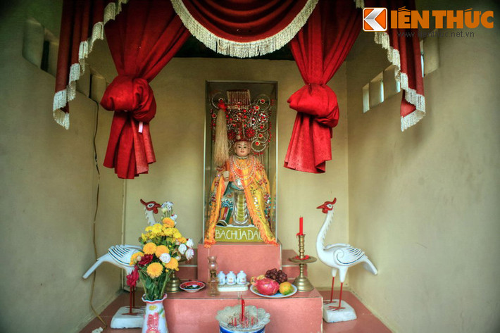 Không dừng lại ở nghĩa cử tôn vinh anh hùng liệt sĩ, đình thần Nguyễn Trung Trực còn mang màu sắc tín ngưỡng dân gian trong sinh hoạt thường ngày của cư dân địa phương. Hàng ngày có khá nhiều người đến đây lễ bái, cầu xin bình an, học hành tấn tới, thi cử thành đạt, làm ăn phát tài…