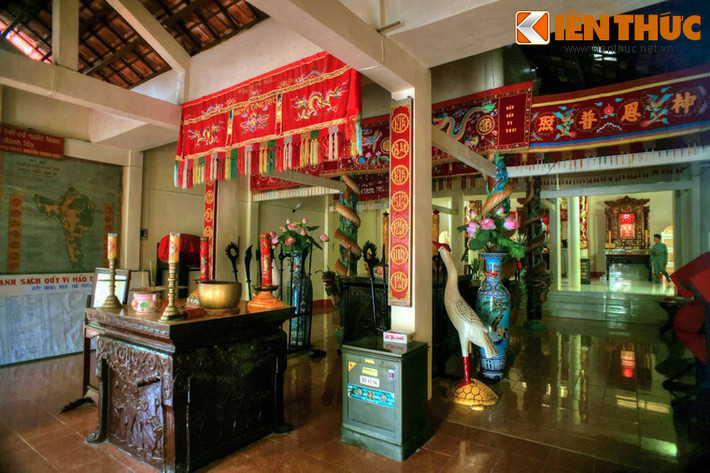 Tại Đông lang và Tây lang có các ban thờ Tây hiến, Đông hiến, Tiền hiền, Hậu hiền, Thủy long, Đồng bào nghĩa quân liệt sĩ…
