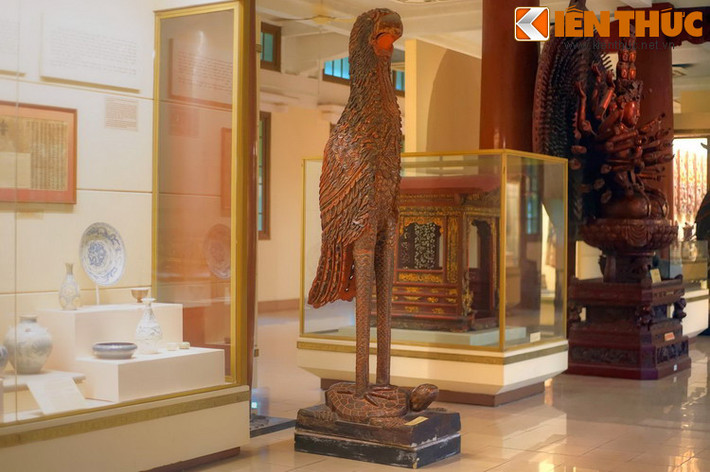 Bộ tượng vẹt cổ này là một cặp trống - mái được tạc trên lưng rùa, kích thước khá lớn với chiều cao hơn 2 mét, dáng thon tựa chim hạc. Hiện vật là đồ thờ của triều Mạc, có niên đại thế kỷ 16.