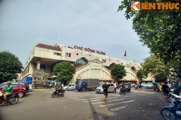 Nằm bên cổng chợ Đồng Xuân, khu chợ lâu đời nhất Hà Nội, bức phù điêu “Hà Nội mùa đông năm 1946” là chứng tích về 60 ngày đêm chiến đấu oanh liệt của quân và dân Hà Nội trong cuộc Toàn quốc kháng chiến.