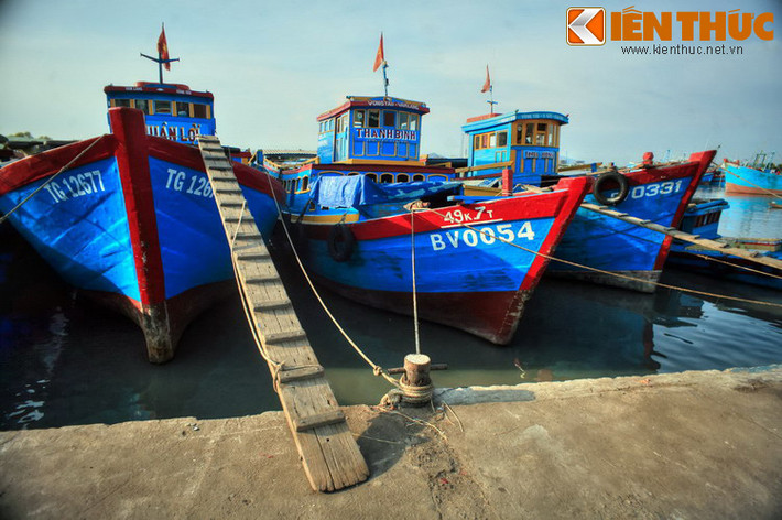 Tác phẩm Đại Nam nhất thống chí (biên soạn thời vua Tự Đức) có ghi chép lại: "...trong có vũng lớn gọi là Vũng Tàu, ngày để che chở cho tàu thuyền đỗ nghỉ". Như vậy tên gọi “Vũng Tàu” nghĩa là một vũng biển nơi có nhiều tàu thuyền neo đậu. Ảnh: Những con thuyền tại cảng cá Vũng Tàu.