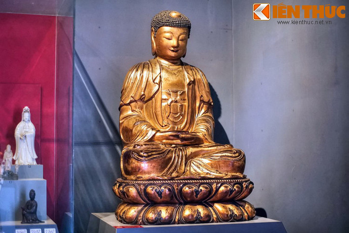 Tượng Phật cổ Trung Hoa bằng gỗ sơn thếp vàng, niên đại thế kỷ 17, hiện vật trong trưng bày chuyên đề về tượng Phật một số nước châu Á ở Bảo tàng Lịch sử TP HCM. Theo Con đường Tơ lụa, đạo Phật du nhập vào Trung Hoa khoảng thế kỷ 1-2 TCN.