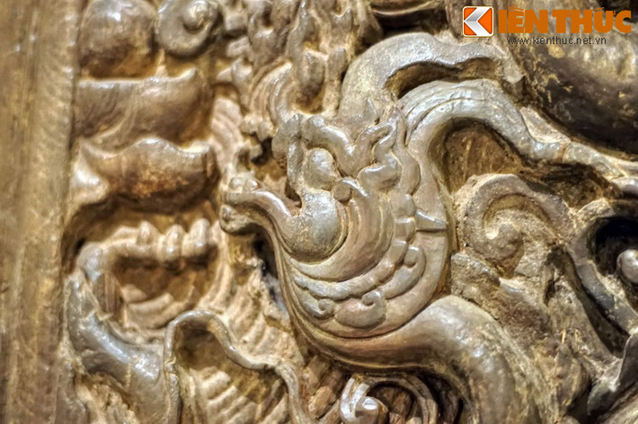 Các con rồng trang trí trên cánh cửa chùa Phổ Minh đều có đặc điểm chung là đầu ngẩng cao, thân uốn khúc, đuôi chụm về phía đỉnh lá đề.