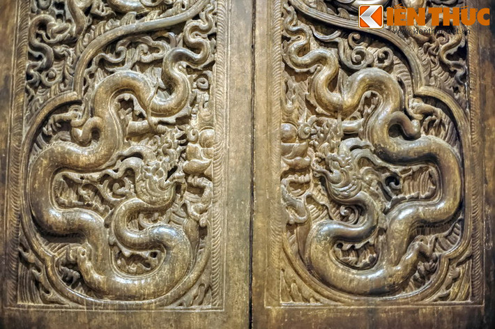 Hai cánh cửa chùa Phổ Minh nằm ở gian giữa của tiền đường, được tạo tác từ hai tấm gỗ lim nguyên khối kích thước lớn, to dày, cao 1,92 mét, rộng 0,715 mét, trang trí đối xứng nhau.