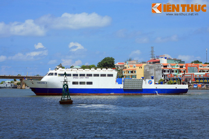 7. Tuyến phà dài nhất Việt Nam. Cùng với tàu cao tốc và máy bay, phà là một trong ba phượng tiện đưa du khách đến với đảo Phú Quốc. Phà cao tốc Hà Tiên - Phú Quốc là tuyến phà dài nhất Việt Nam với quãng đường 45 km. Du khách sẽ mất 2h 45 phút cho hành trình trên phà này.