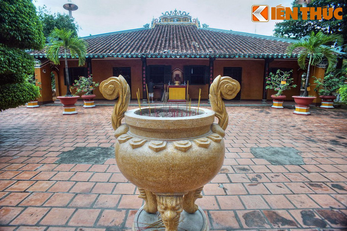 Chính điện Tổ đình Giác Lâm được xây với kiểu nhà dân gian truyền thống Nam Bộ, gồm một gian hai chái, bốn cột chính hay còn gọi là tứ trụ.
