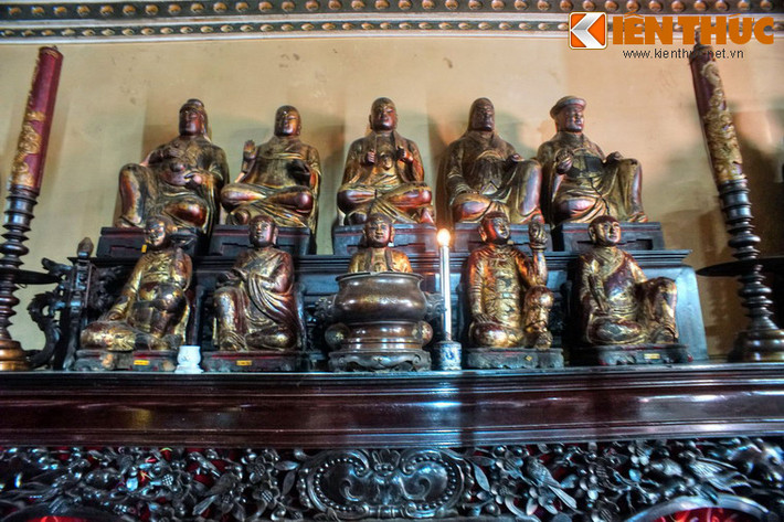 Trong chùa có 113 pho tượng cổ, hầu hết là tượng gỗ, chỉ có 7 tượng đồng. Nhiều tượng có giá trị. Trên các cột chính của chùa đều có khắc câu đối (gồm 86 câu) thếp vàng công phu.