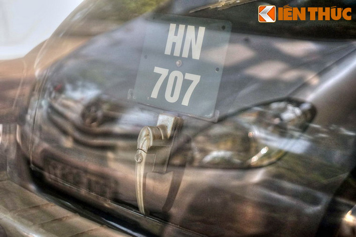 Vì xe có độ dày thân vỏ tới 8 ly nên hệ thống cửa, chốt cửa, cửa kính rất đồ sộ. Muốn nâng kính lên, phải dùng một cần gạt nâng lên hạ xuống. Cửa chớp nhỏ phía trước cũng được quay bằng cơ để điều chỉnh.