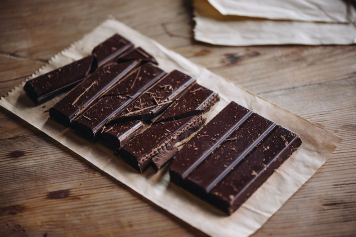Chocolate đen chứa hàm lượng cao chất béo lành mạnh, chất chống oxy hóa. Thêm vào đó, lượng caffeine nhất định có trong chocolate sẽ giúp bạn giảm cảm giác uể oải, buồn ngủ.