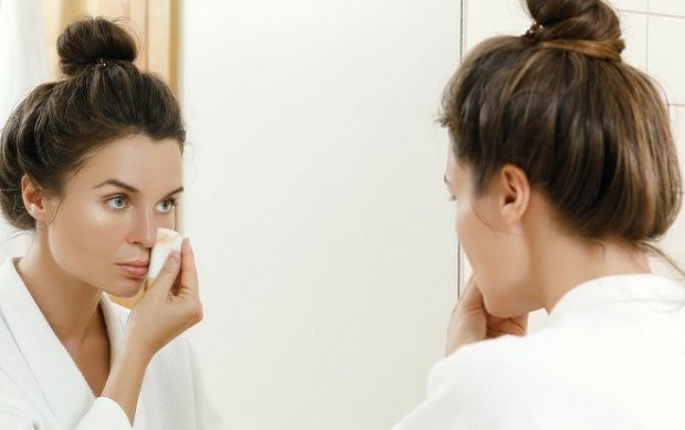 Nếu việc thức dậy với gương mặt đầy mụn trứng cá không khiến bạn có thêm động lực để tẩy trang trước khi đi ngủ mỗi ngày, thì lý do sau sẽ khiến bạn thực sự bị cảnh tỉnh: Ngủ với gương mặt đầy lớp trang điểm có thể khiến bạn bị mù.