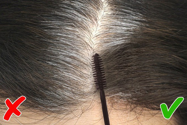 6. Che tóc bạc với mascara Một số người sớm bị tóc bạc, nguyên nhân thường do thiếu dinh dưỡng, căng thẳng, thường xuyên hút thuốc lá,… Để giải quyết tận gốc, bạn cần phải đi khám để có biện pháp điều trị phù hợp. Tuy nhiên, nếu bạn cần giải quyết tức khắc, hãy che những sợi tóc bạc với mascara. Cách làm: Lấy mascara và thoa lên chân những sợi tóc bạc. Vuốt đều và nhẹ nhàng, những sợi tóc bạc sẽ dần bị biến mất và được thay thế bởi những sợi tóc đen bóng, khỏe mạnh.