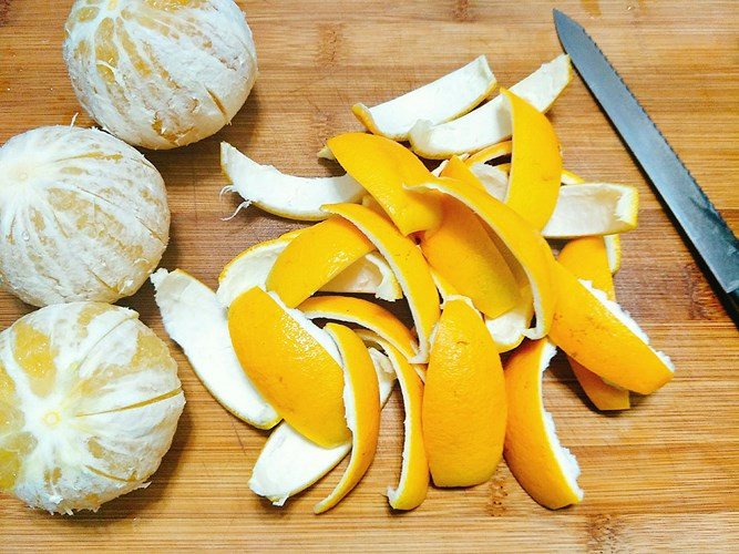 Hỗ trợ điều trị bệnh tiểu đường: Vỏ cam rất giàu pectin, một chất xơ được biết là điều chỉnh lượng đường trong máu. Điều này chắc chắn có thể giúp những người mắc bệnh tiểu đường. Các nghiên cứu cũng cho thấy cách điều trị bằng chiết xuất vỏ cam có thể giúp ngăn ngừa bệnh thận do tiểu đường.