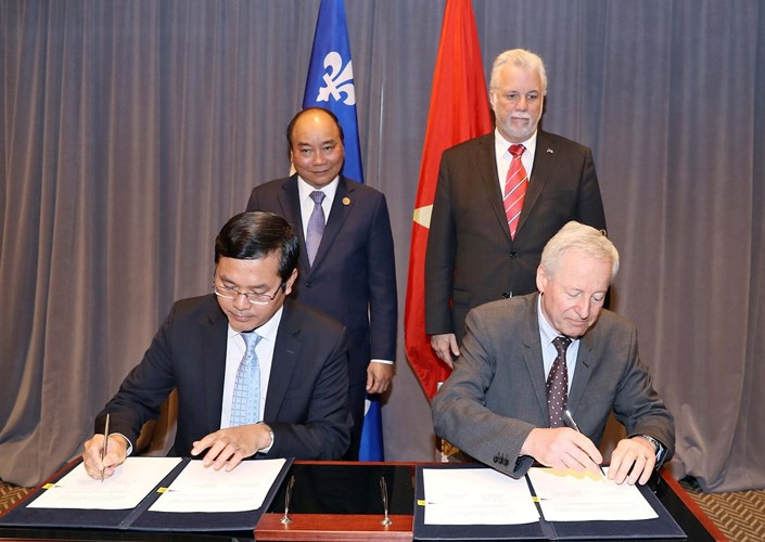 Sau cuộc tiếp, Thủ tướng Nguyễn Xuân Phúc cùng Thủ hiến bang Québec Phillippe Couilard chứng kiến Lễ ký Tuyên bố chung về Giáo dục Đại học giữa Bộ Giáo dục và Đào tạo Việt Nam và Bộ Giáo dục và Đại học Québec.