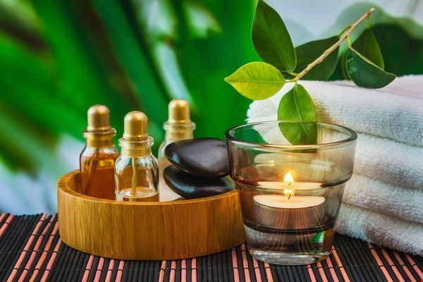 1. Tinh dầu trà Tinh dầu trà được sử dụng nhiều trong làm đẹp da, có tác dụng kháng khuẩn, làm sạch da hữu hiệu. Chỉ cần nhỏ giọt tinh dầu trà vào mụn trứng cá hoặc xông mặt với tinh dầu này để làm sạch da, trị mụn. Tinh dầu trà có khả năng tiêu diệt các vi khuẩn và từ đó ngăn ngừa mụn trên mặt, chữa lành mụn bọc do tắc lỗ chân lông đồng thời kiểm soát việc tiết nhờn trên da mặt giúp điều tiết nguyên nhân gây mụn.