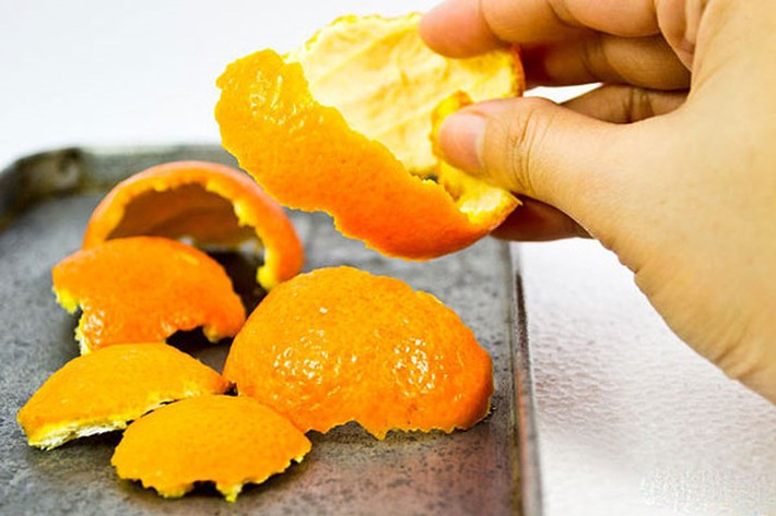 Cải thiện sức khỏe phổi: Nhờ hàm lượng vitamin C tuyệt vời, vỏ cam giúp giảm tắc nghẽn và làm sạch phổi. Vitamin C cũng làm tăng khả năng miễn dịch, và điều này giúp ngăn ngừa nhiễm trùng phổi. Vỏ cam làm sạch đờm trong phổi cũng như ngăn ngừa các bệnh như cảm lạnh và cúm.