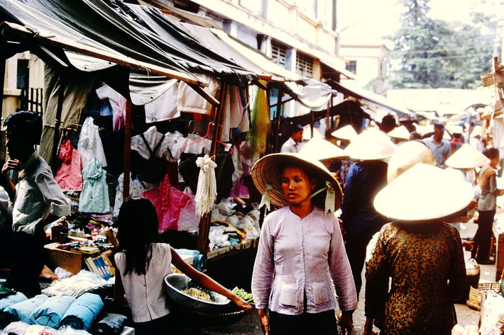 Sạp vải vóc ở chợ.