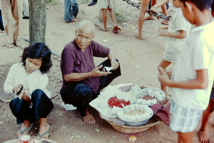 Cụ bà bán đậu phộng.