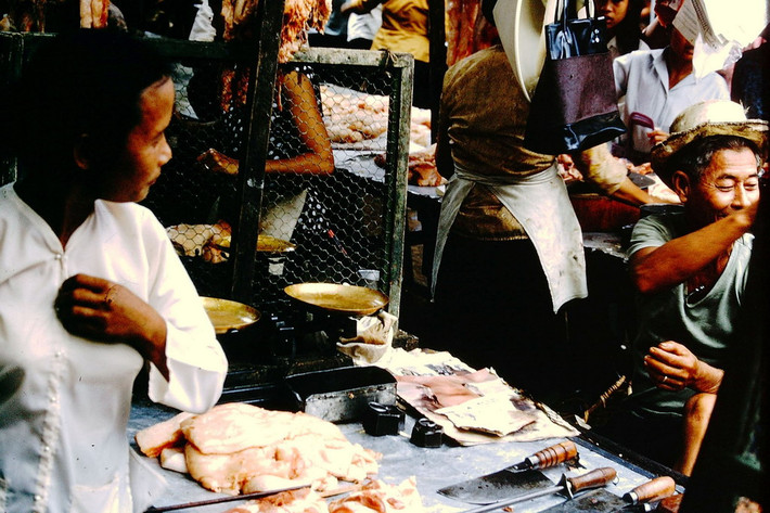 Các quầy bán thịt.