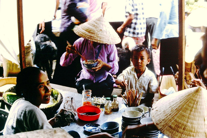 Quán ăn ở chợ Vũng Tàu.