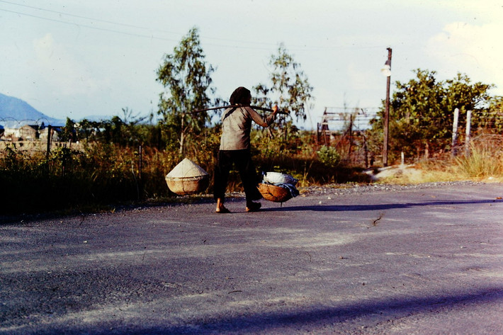 Cụ bà trên đường từ chợ về nhà.