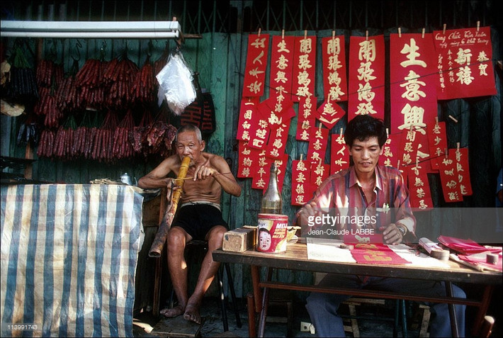 Một quầy bán câu đối Tết ở khu vực Chợ Lớn, TP HCM tháng 1/1991. Ảnh: Getty.