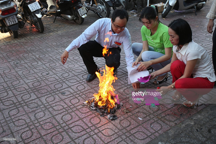 Người dân TP HCM đốt vàng mã trong ngày đầu năm mới, 17/2/2010. Ảnh: Getty.