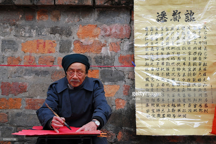 "Ông đồ" cho chữ ở Văn Miếu, Hà Nội, sáng Mùng 1 Tết năm 2008. Ảnh: Getty.