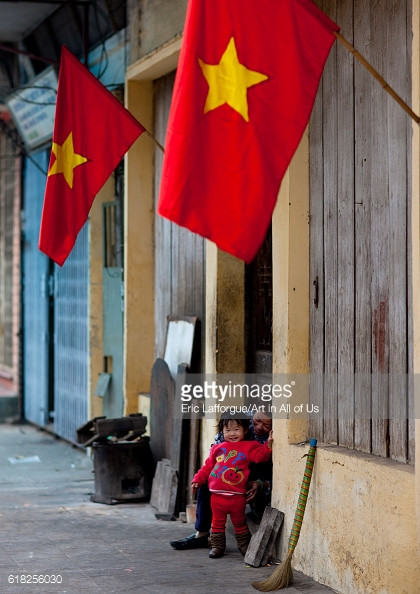 Hai mẹ con bên cửa nhà sáng Mùng 1 Tết, Hà Nội ngày 5/2/2011. Ảnh: Getty.