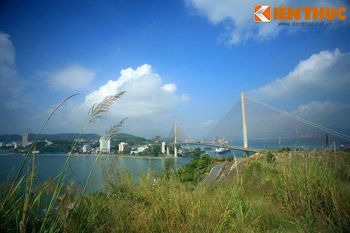 Nằm bên Di sản thiên nhiên thế giới vịnh Hạ Long, thành phố Hạ Long (Quảng Ninh) là một trong những điểm đến nổi tiếng nhất Việt Nam. Với ưu thế tự nhiên của mình, thành phố đã phát triển những loại hình du lịch đặc thù như du thuyền, khám phá hang động, leo núi... thu hút sự tham gia của một lượng lớn du khách quốc tế.