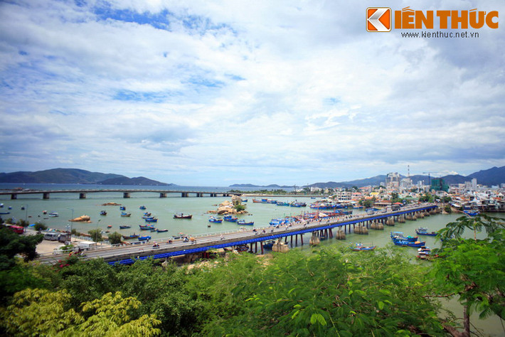 Là thành phố biển nổi tiếng nhất khu vực Nam Trung Bộ, Nha Trang (Khánh Hòa) sở hữu nhiều khu nghỉ dưỡng đẳng cấp quốc tế. Thành phố này cũng được biết đến với các di tích lịch sử độc đáo như tháp Chăm Po Nagar, biệt điện Bảo Đại, nhà thờ Núi... Đây cũng là nơi có Bảo tàng Hải dương học lớn nhất khu vực Đông Nam Á.