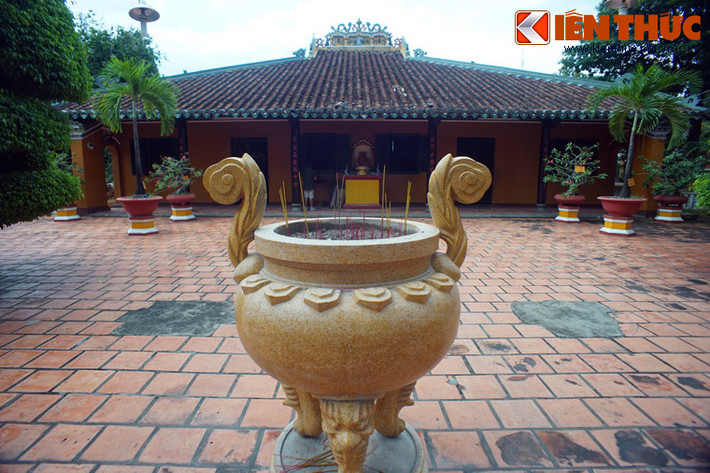 Tọa lạc tại số 565 đường Lạc Long Quân, thuộc phường 10, quận Tân Bình, chùa Giác Lâm có lịch sử hình thành từ năm 1744 là một trong những ngôi chùa cổ nhất của Sài Gòn. Đây chính là tổ đình của phái Thiền Lâm Tế tông ở miền Nam Việt Nam.