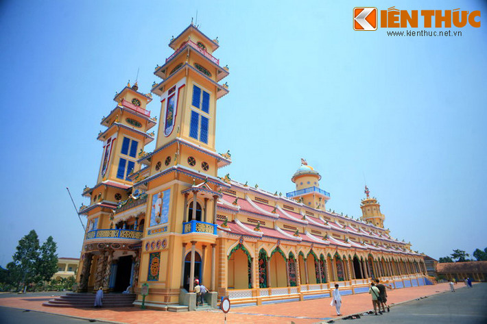 Thị trấn Hòa Thánh (huyện Hòa Thành, tỉnh Tây Ninh) là nơi tọa lạc của Tòa Thánh Tây Ninh, công trình tôn giáo nổi tiếng với kiến trúc độc đáo của đạo Cao Đài.