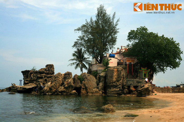 Thị trấn Dương Đông là huyện lỵ của huyện đảo Phú Quốc, tỉnh Kiên Giang. Không chỉ có bãi biển đẹp, thị trấn còn có nhiều di tích lịch sử hàng trăm năm, nổi bật là Dinh Cậu.