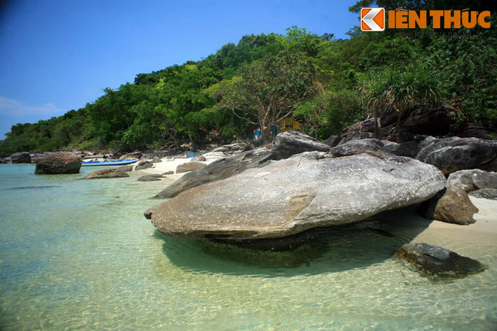 Nằm ở cực Nam đảo Phú Quốc (Kiên Giang), thị trấn An Thới là một trong những thị trấn đẹp nhất Việt Nam. Thị trấn này được bao quanh bởi những bãi biển tuyệt đẹp như bãi Sao, bãi Khem, bãi Cây Dừa. Đây cũng là nơi có di tích Nhà tù Phú Quốc nổi tiếng.