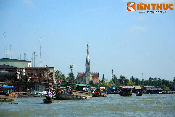 Thị trấn Cái Bè (huyện Cái Bè, tỉnh Tiền Giang) mang những nét cảnh quan và văn hóa đặc trưng của vùng sông nước Tây Nam Bộ với chợ nổi Cái Bè và làng cổ Đông Hòa Hiệp nằm liền kề. Trung tâm thị trấn có nhà thờ Cái Bè, là nhà thờ tráng lệ bậc nhất miền Tây.