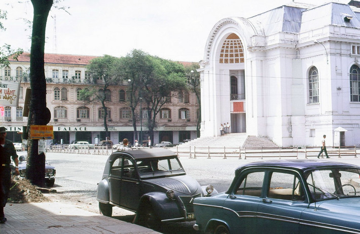 Nhà Quốc hội và khách sạn Continental Palace kế bên.