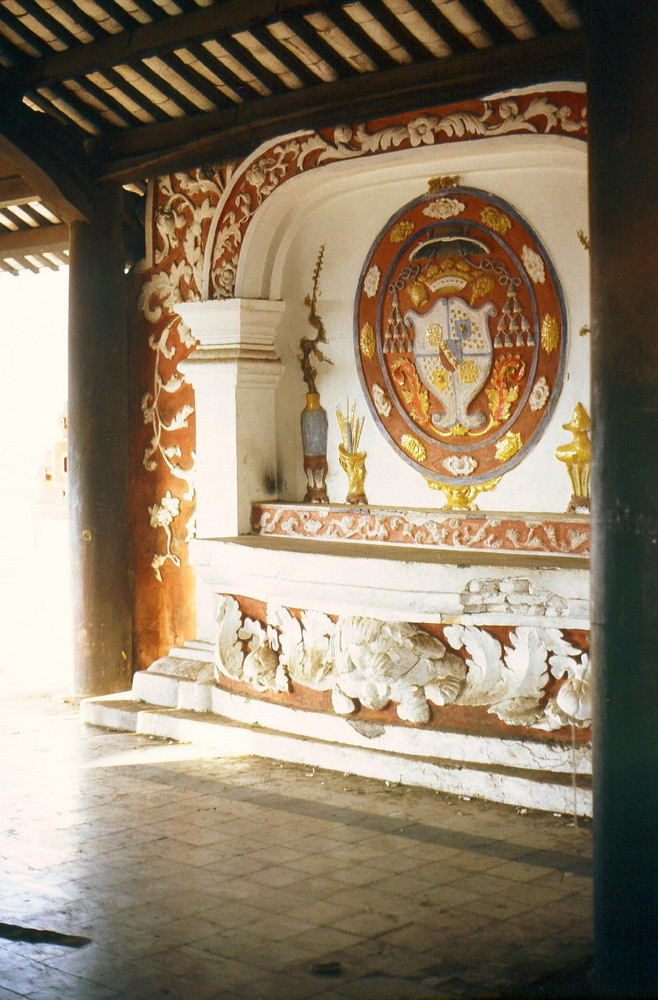 Bệ thờ ở lăng Cha Cả.