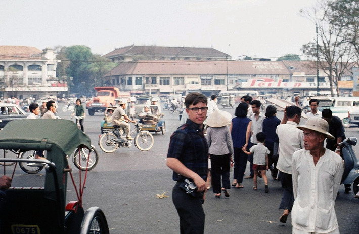 Quang cảnh tại vòng xoay trước chợ Bến Thành.