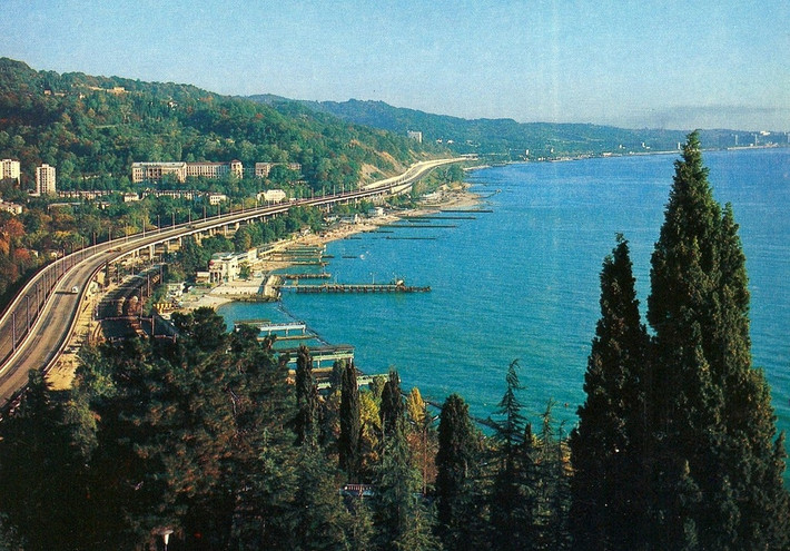 Đường cao tốc mới xây dựng chạy ven bờ biển ở Khosta, Sochi.