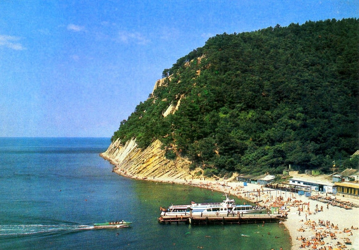 Bãi tắm ở thị trấn nghỉ dưỡng Dzhankhot.