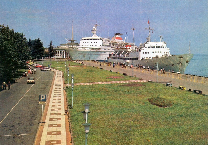 Bến cảng thành phố Batumi, Gruzia.