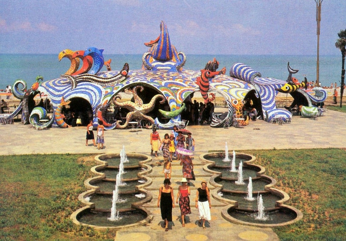 Quán cà phê "Fantasy" bên bờ biển ở Batumi.