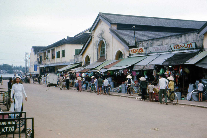 Chợ Cồn trên đường Đồng Khánh (nay là đường Hùng Vương), Đà Nẵng năm 1966. Ảnh: 366thspsk-9.com