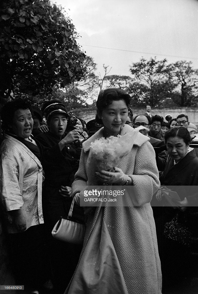 Công nương Michiko được các phóng viên vây quanh trước ngày cử hành hôn lễ, tháng 4/1949. Ảnh: Gettyimages.com