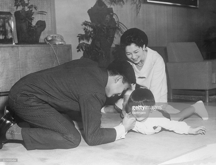 Công nương Michiko cười vui khi nhìn Thái tử Akihito và con trai chơi đùa, 22/2/1964. Ảnh: Gettyimages.com