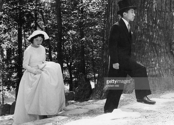 Thái tử Akihito và Công nương Michiko trên đường ghé thăm một ngôi đền sau ngày kết hôn, tháng 4/1959. Ảnh: Gettyimages.com