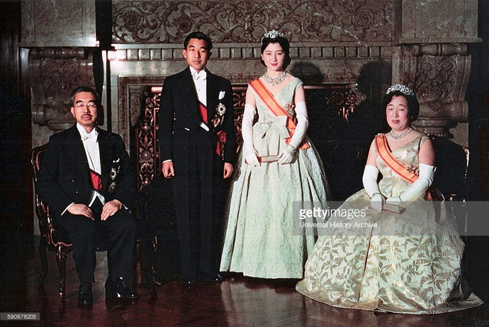 Thái tử Akihito và Công nương Michiko trong ngày thành hôn ở Hoàng cung với sự có mặt của Nhật hoàng Hirohito và Hoàng hậu Nagako, tháng 4/1959. Ảnh: Gettyimages.com