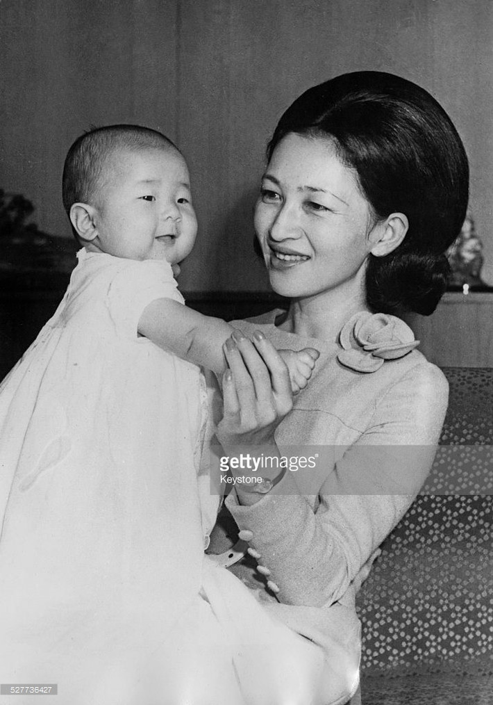 Công nương Michiko và con gái Sayako trong ngày sinh nhật thứ 35 của bà ở Hoàng cung, tháng 10/1969. Ảnh: Gettyimages.com
