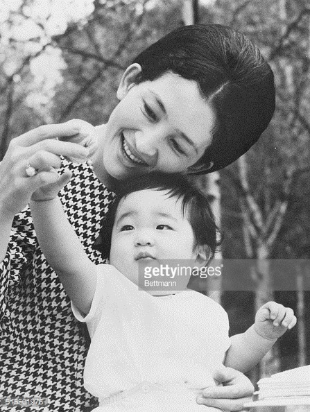 Công nương Michiko bên con trai út 10 tháng tuổi Aya, trong dịp kỷ niệm sinh nhật thứ 32 của bà, ngày 21/10/1966. Ảnh: Gettyimages.com